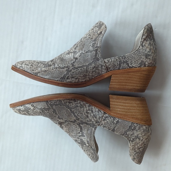 Chinese Laundry Snakeskin Print Western Heeled Booties 7 Gray Silver Metallic - Picture 3 of 16